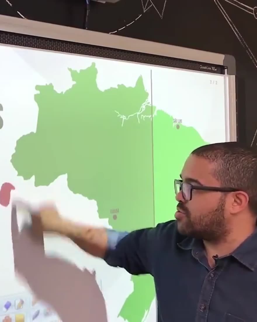 Professor explicando o Tratado de Tordesilhas na lousa digital